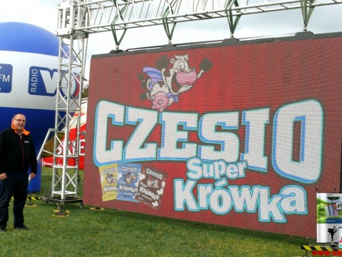 Płock Disco Lotnisko i sprawdzanie pokazu Czesio reklam na telebimach. 